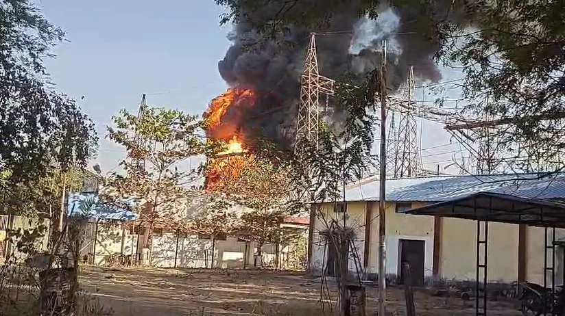 CG BREAKING: बिजली सब स्टेशन में भीषण आग, आसमान में काले धुएं का गुबार, मची अफरा-तफरी बिजली