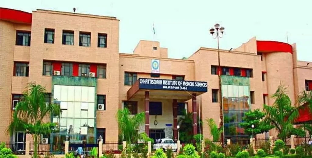 सिम्स की लापरवाही: भर्ती में देरी से फर्श पर ही महिला ने दिया बच्चे को जन्म सिम्स